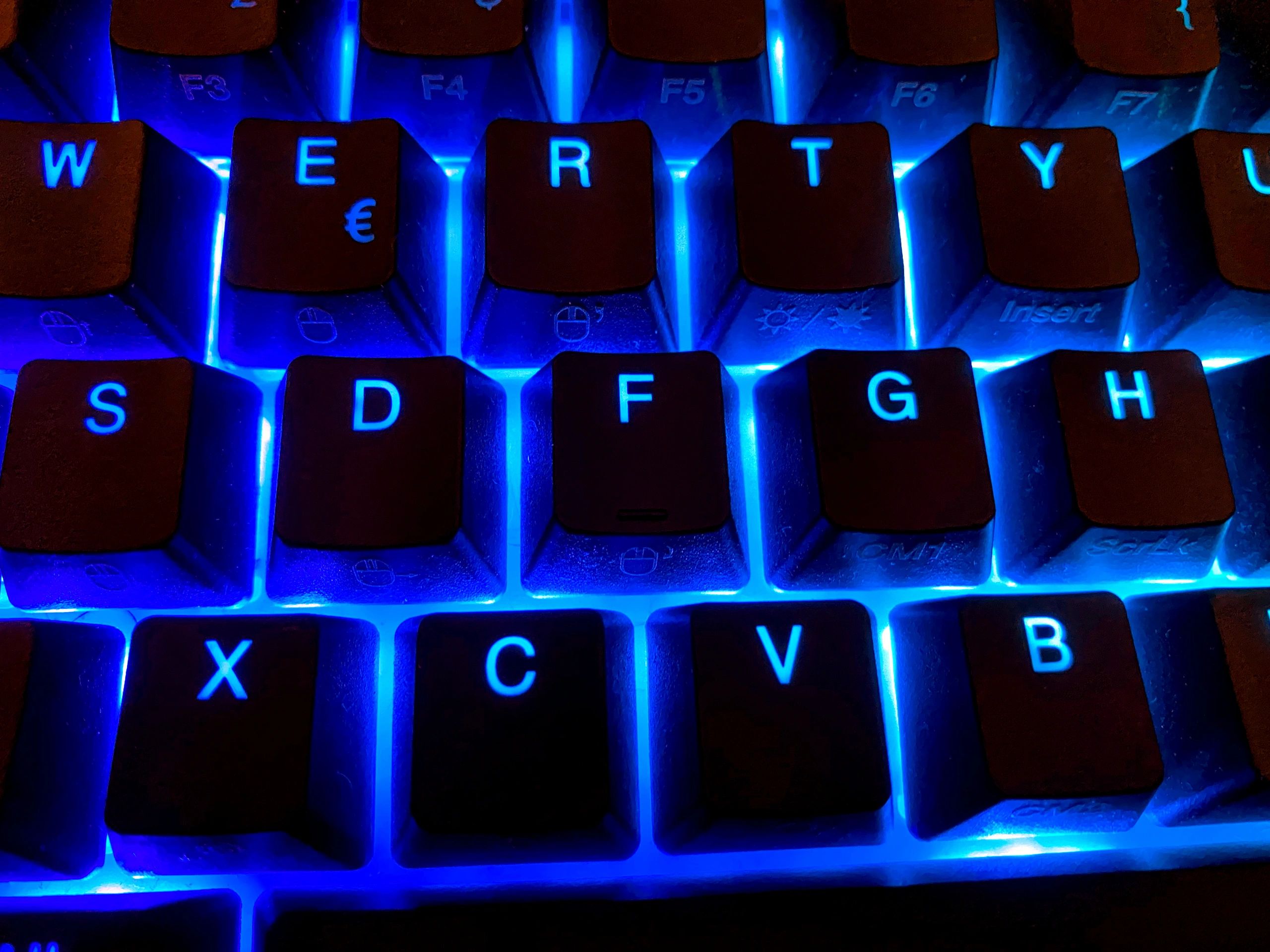 Keyboard gaming bercahaya untuk panduan bermain