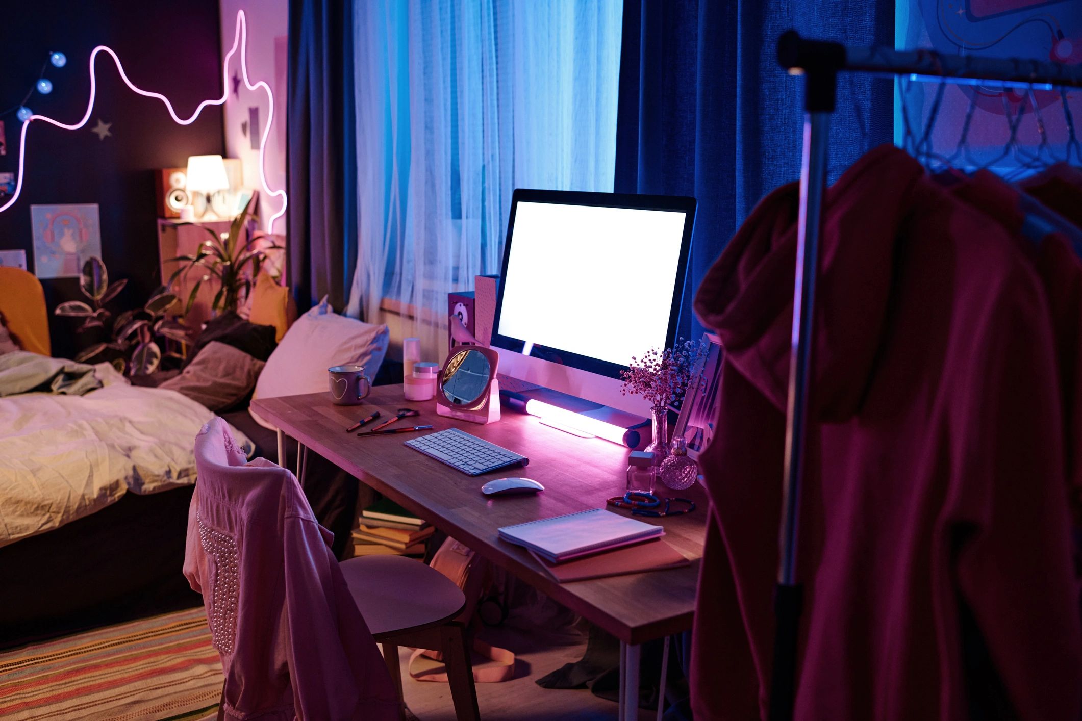 Setup gaming neon modern untuk hero Naga303